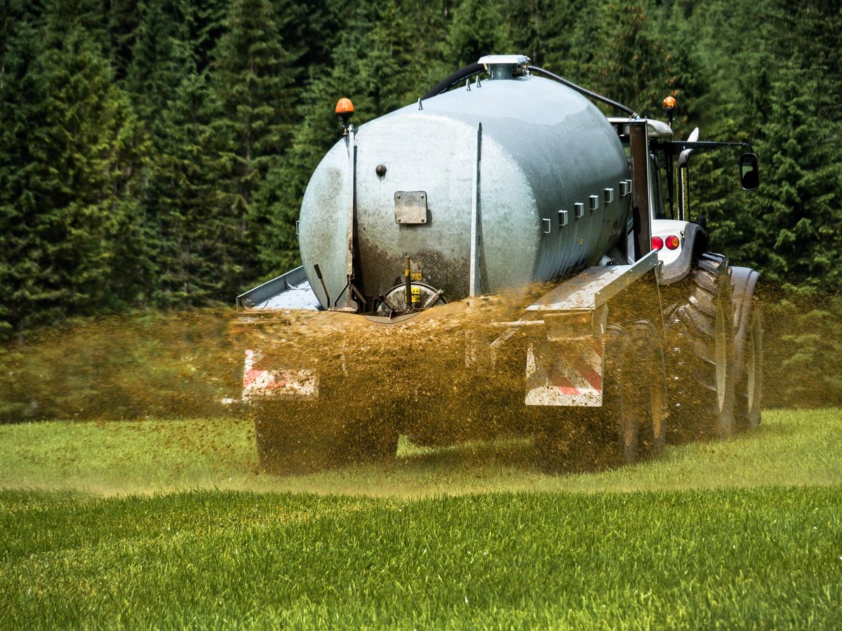 Gülleausbringung auf dem Feld